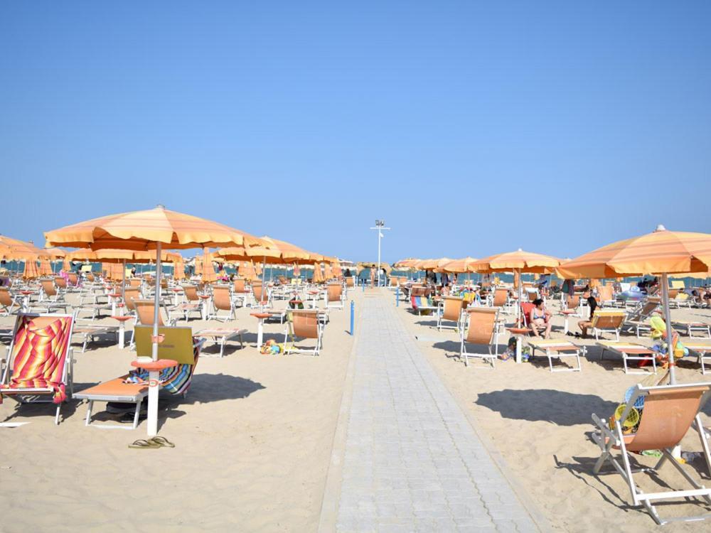 Ristorante Hotel Lucia - 100 Mt Dal Mare Giulianova Exterior photo